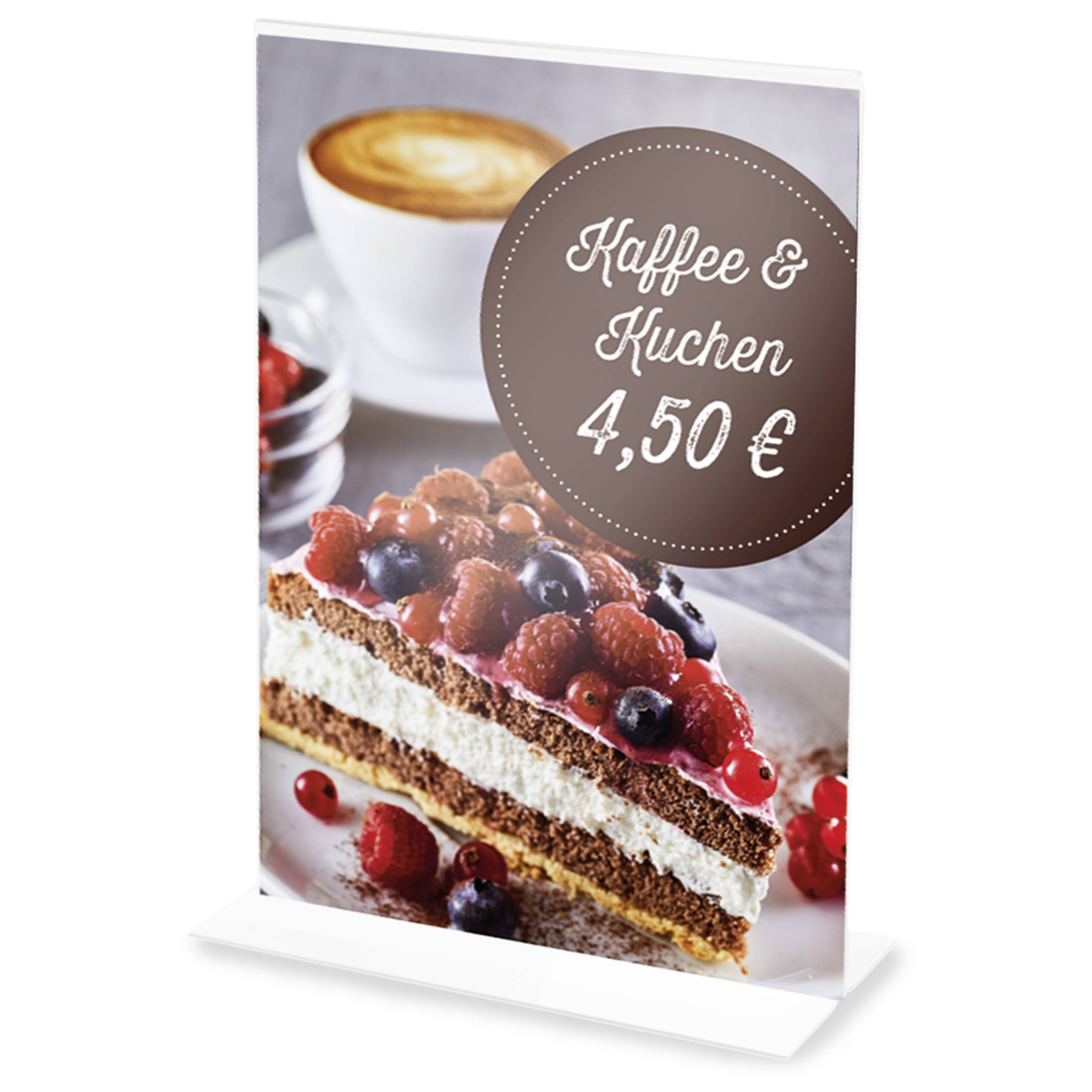 Kaffee mit einer Scheibe Beerenkuchen und dem Preis '4,50 EUR' auf einem Schild.