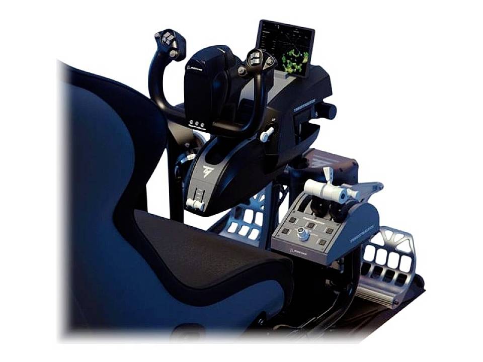 Flugsimulator mit Steuerknüppel, Schubregler und Bildschirm, ideal für Pilotentraining und realistische Flugzeugsimulationen.