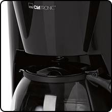 Eine schwarze Kaffeemaschine mit Glaskanne, Marke Clatronic, steht vor einem neutralen Hintergrund.