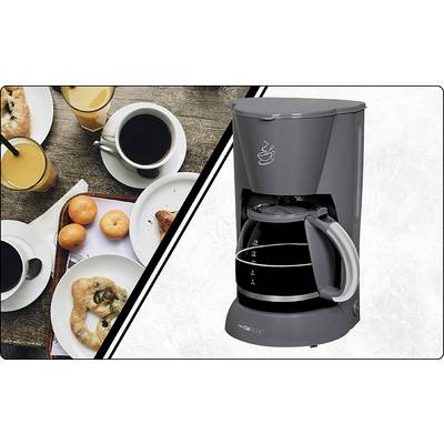 Frühstückstisch mit Gebäck, Kaffee und Saft links; Kaffeemaschine mit voller Kanne rechts.