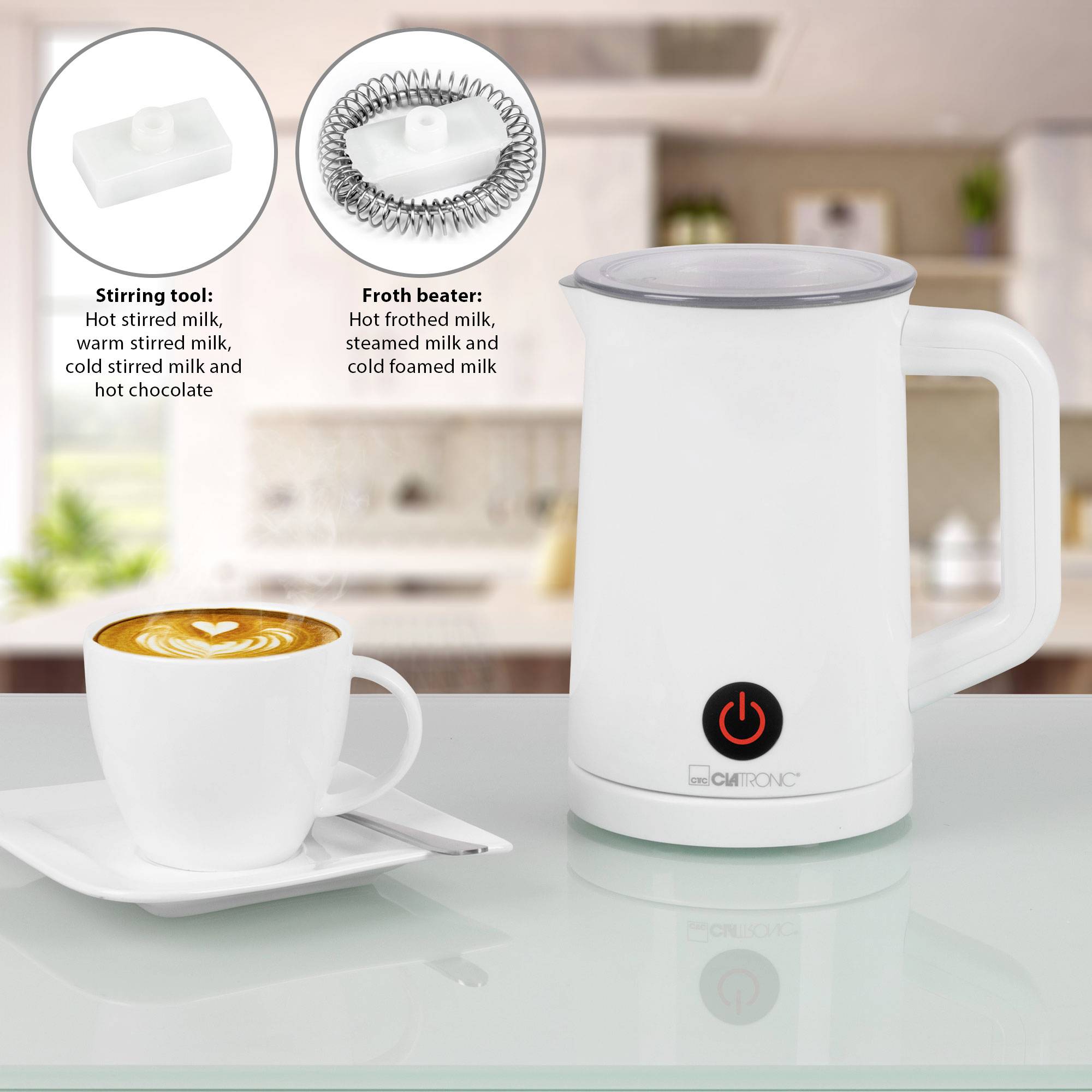 Elektrischer Milchaufschäumer auf Küchentisch, daneben Tasse Cappuccino. Zwei Einsätze oben: 1. Rührt kalte/heiße Milch, 2. Schäumt kalte/heiße Milch.
