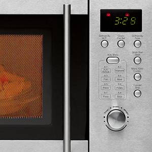 Moderne Mikrowelle aus Edelstahl, zeigt Display mit 3:28 Uhr. Steuerungsknöpfe und Griff sichtbar.