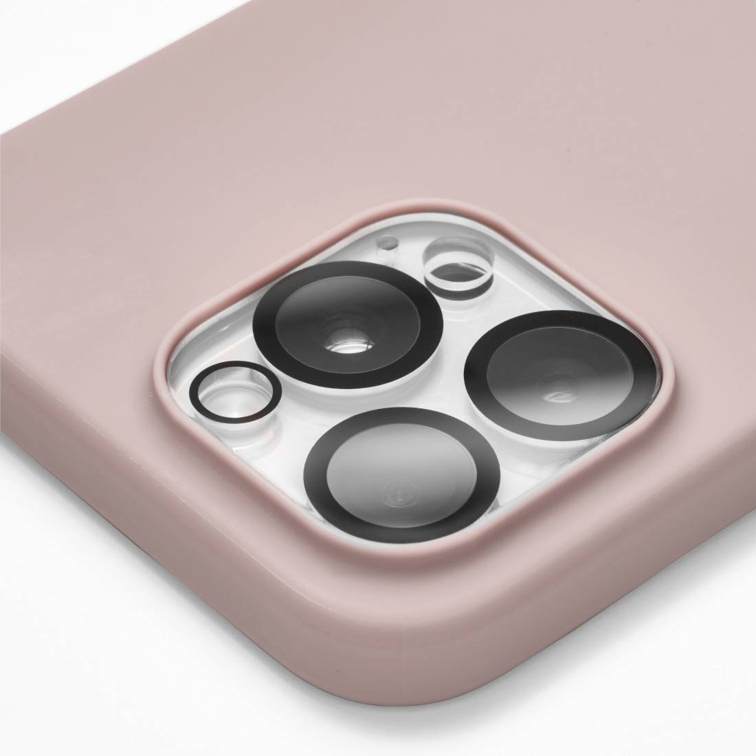 Rosa Handyhülle mit Aussparungen für drei Kameras und Blitz einer Smartphone-Rückseite.