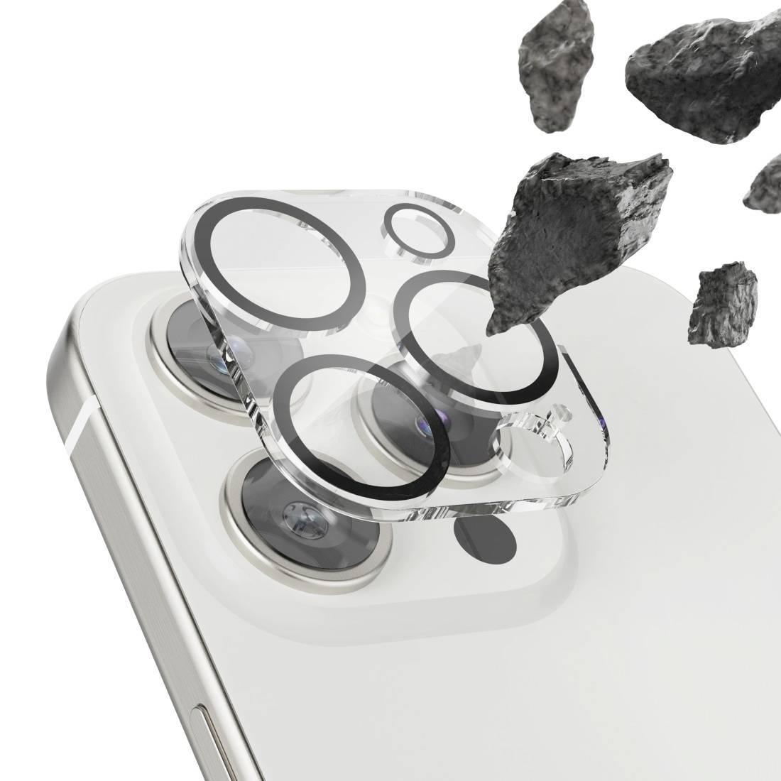Nahaufnahme eines Smartphones mit Kameraschutz aus Klarglas und umherfliegenden Steinchen, die den Schutz symbolisieren.