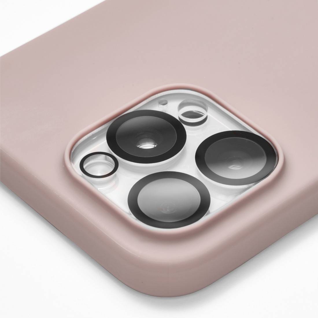 Rosa Smartphone-Hülle mit präzisen Ausschnitten für drei Kameralinsen, Blitz und LiDAR-Sensor auf der Rückseite eines Geräts.