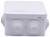 Weiße, rechteckige Anschlussdose mit drei seitlichen Kabelausgängen.