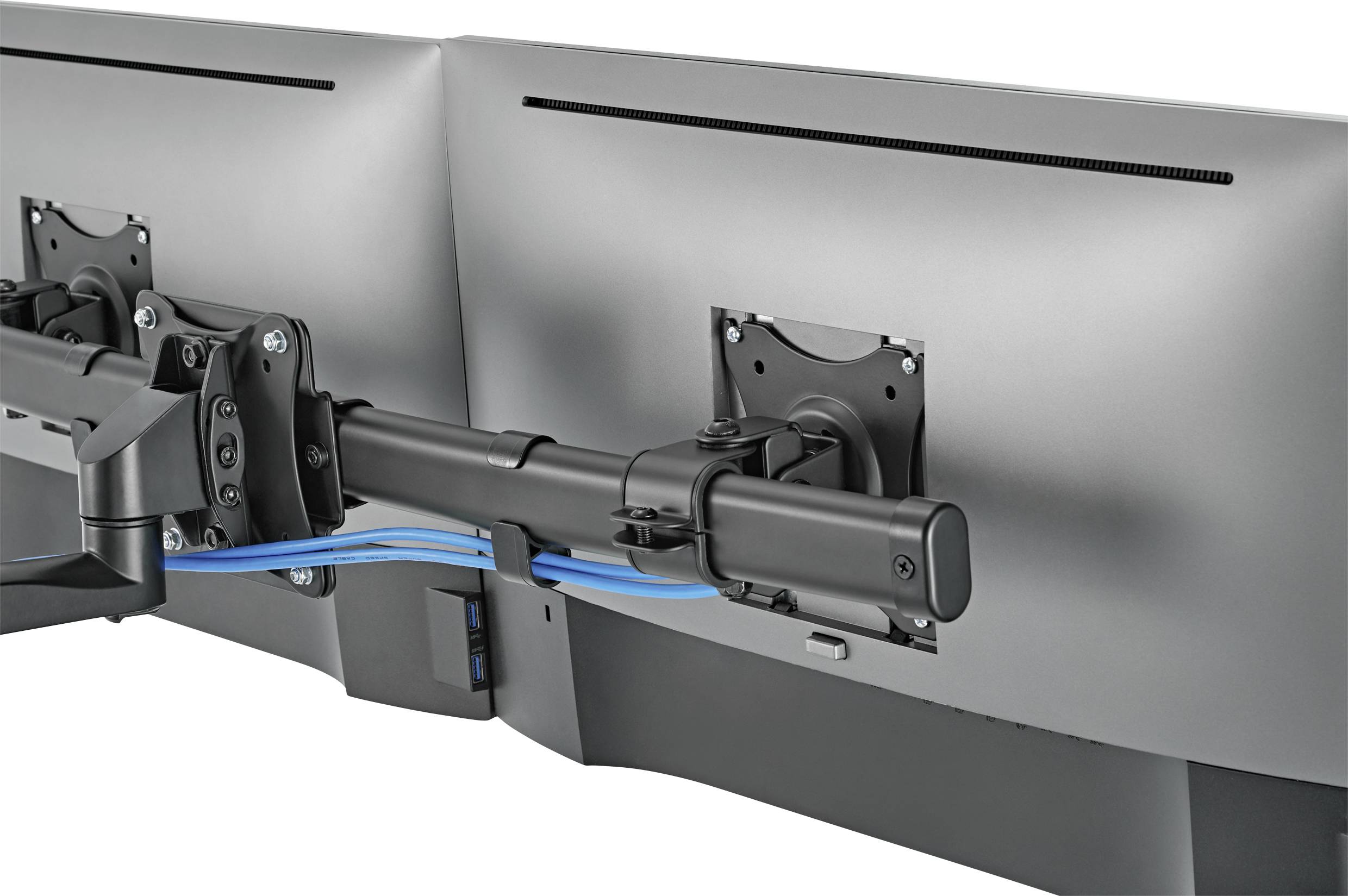 'Rückansicht von zwei Monitoren an einem verstellbaren Doppelhalterungsarm, verbunden mit blauen Kabeln.'