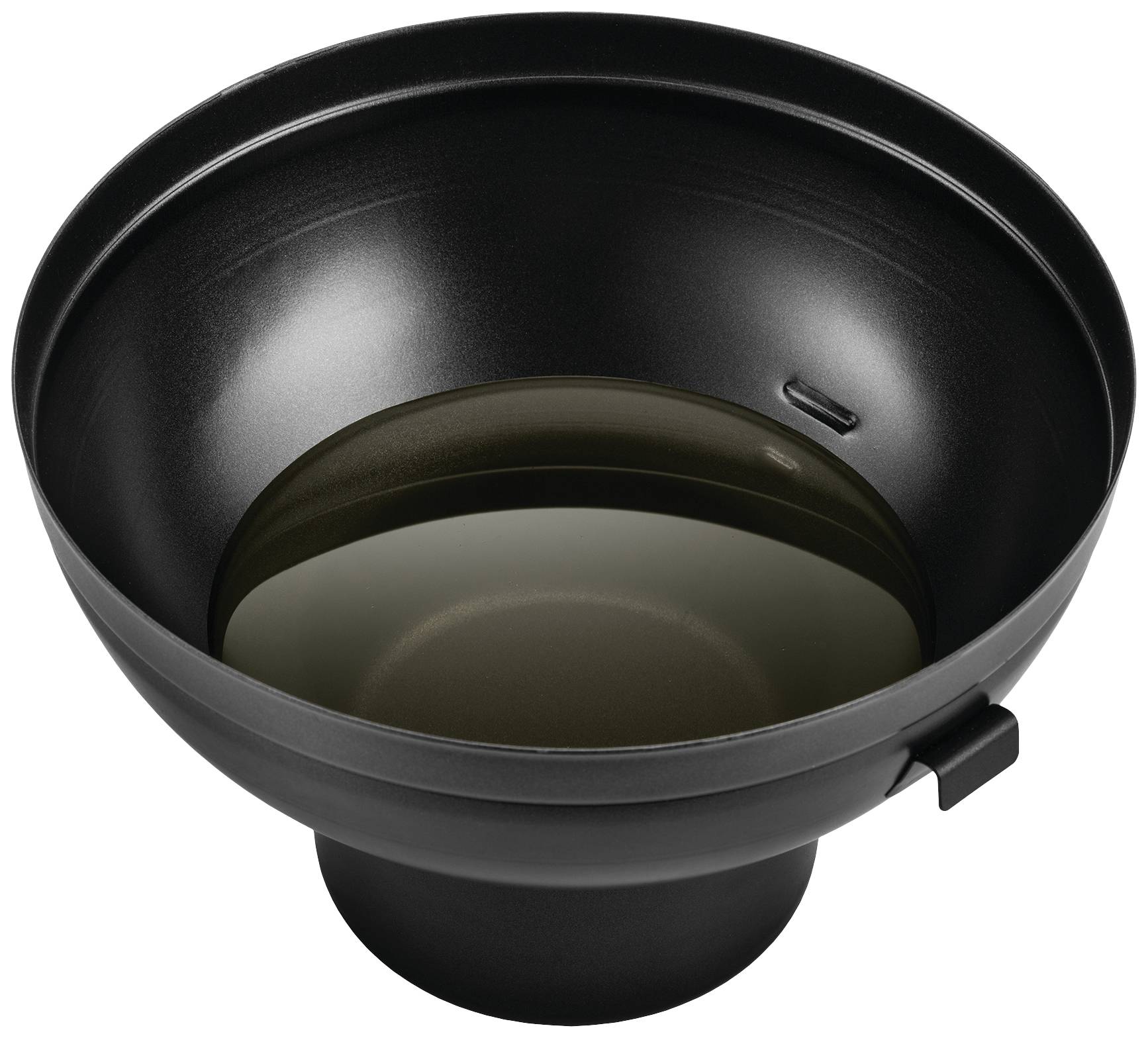 Eine schwarze, runde Schüssel mit einer Ausgusslippe, gefüllt mit Flüssigkeit.