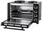 Schwarzer Mini-Backofen mit geöffneter Glastür, zwei Herdplatten oben, drehbaren Knöpfen an der Seite und einem Grillrost im Inneren.