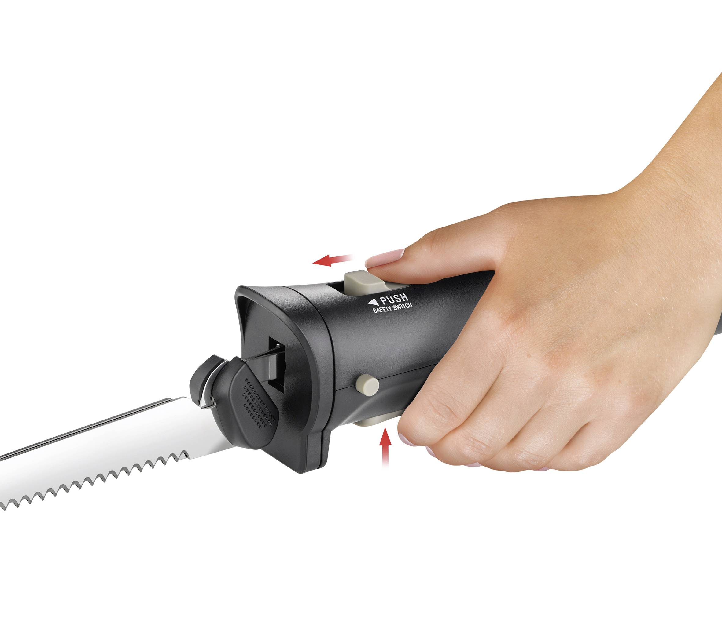Hand betätigt elektrisches Messer, schneidet mit sägeartiger Klinge. Bedienknopf und Bewegungsrichtung mit Pfeilen gekennzeichnet.