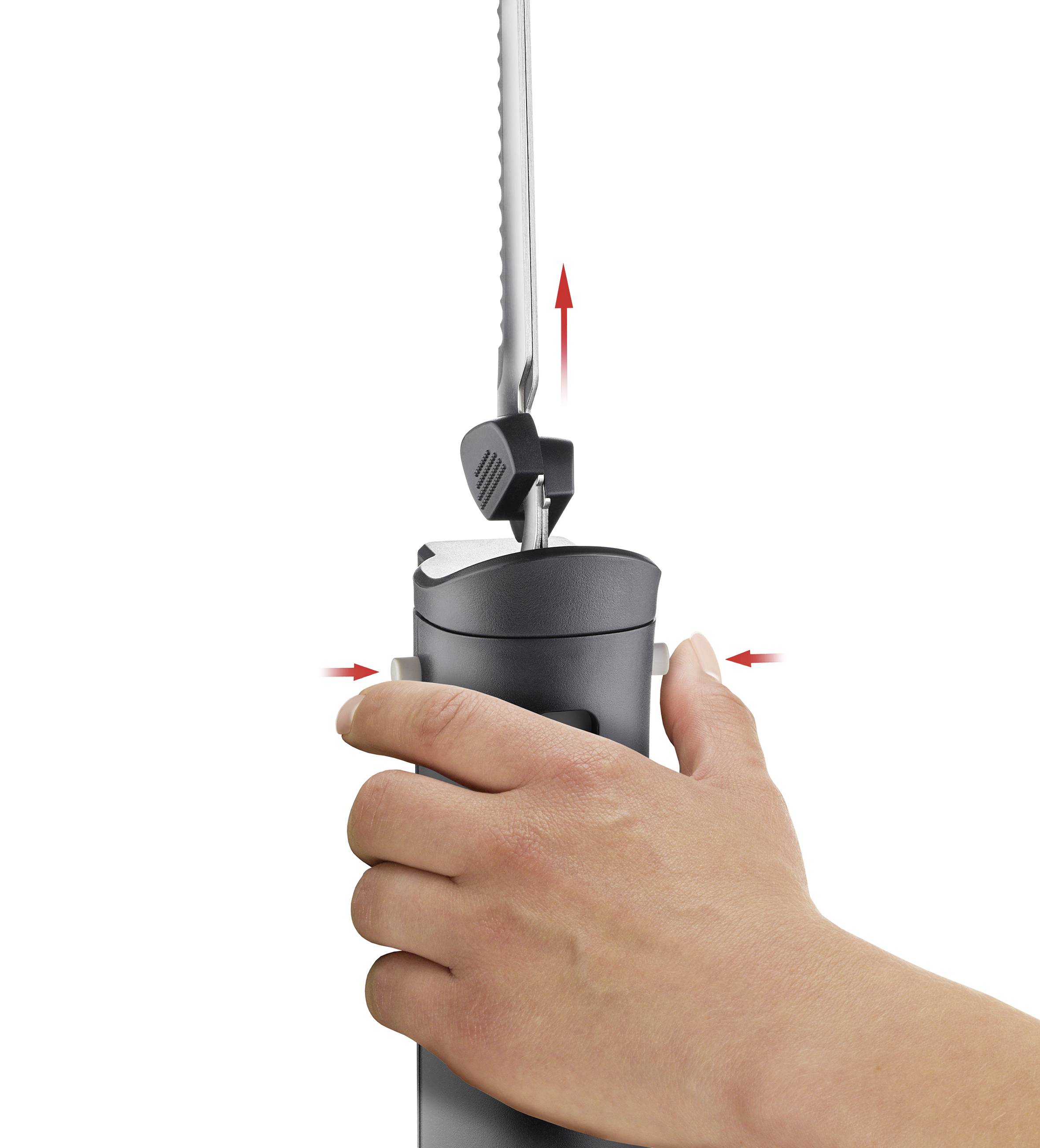Eine Hand hält einen elektrischen Dosenöffner von der Seite, während ein Messerrückschleifer und Pfeile die Funktion und Richtung anzeigen.