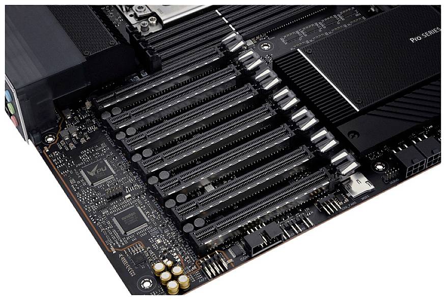 Hauptplatine mit mehreren PCIe-Steckplätzen, RAM-Steckplätzen und Kühlkörper. Geeignet für leistungsstarke PC-Builds.