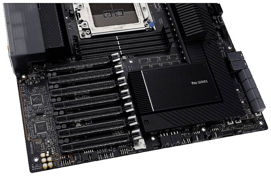 Motherboard mit mehreren PCIe-Steckplätzen und einem großen CPU-Sockel in der Mitte. Links sind RAM-Steckplätze sichtbar.