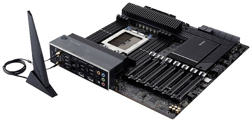 Eine Computer-Mainboard mit mehreren Speicherslots, USB-Ports, Netzwerkanschlüssen und einem angeschlossenen Antennenmodul.