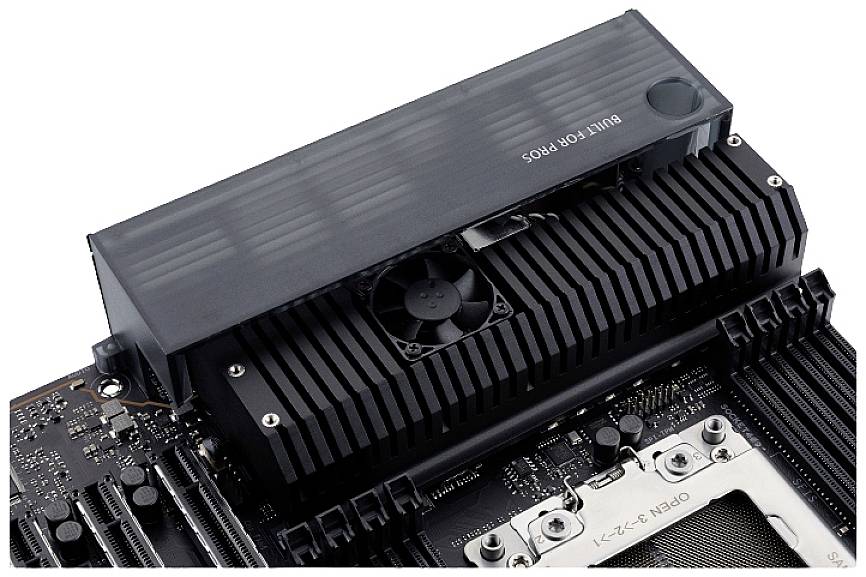 Ein moderner Kühlkörper mit Lüfter auf einem Computer-Motherboard, beschriftet mit 'BUILT FOR PROS', neben CPU-Steckplatz.