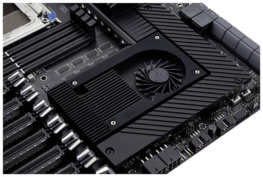 Hochleistungs-Motherboard mit Kühlkörper und Lüfter, zahlreiche PCIe-Steckplätze und RAM-Steckplätze, für Gaming oder Workstations.