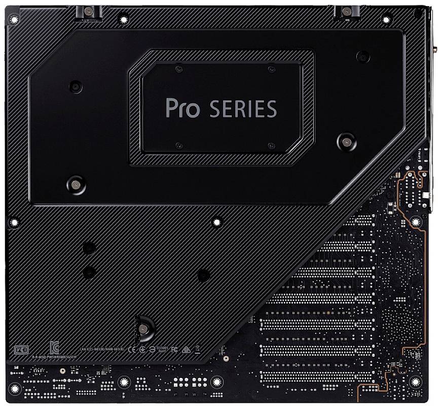 'Pro Series'-Mainboard-Rückseite mit Kühl-/Schutzabdeckung, zeigt Anschlüsse und Schaltkreisinformationen für Computeraufbau.