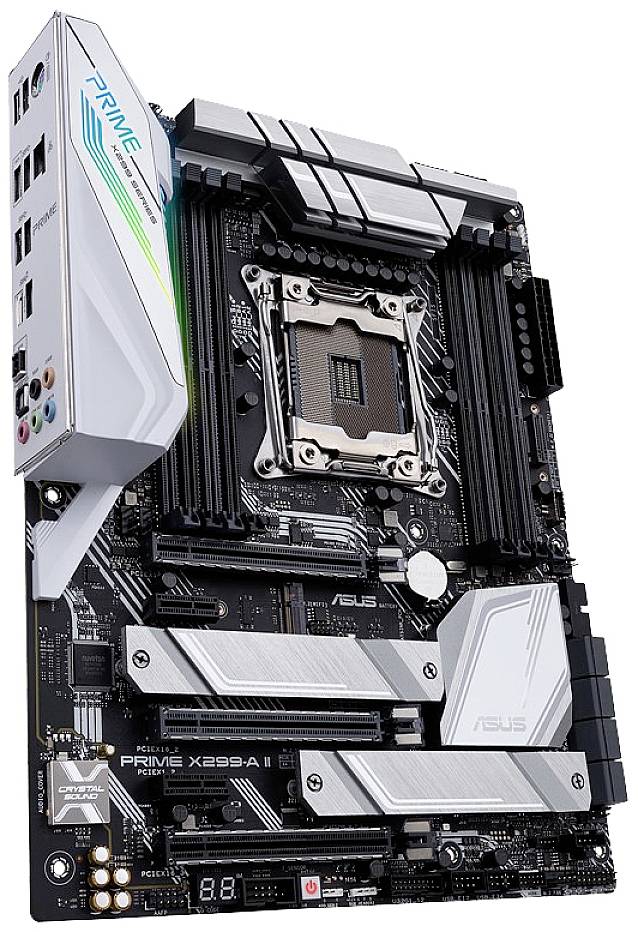 Ein Computer-Mainboard mit mehreren Steckplätzen und Anschlüssen, einschließlich USB- und Netzwerkports, sowie hervorgehobenen Kühlkörpern.