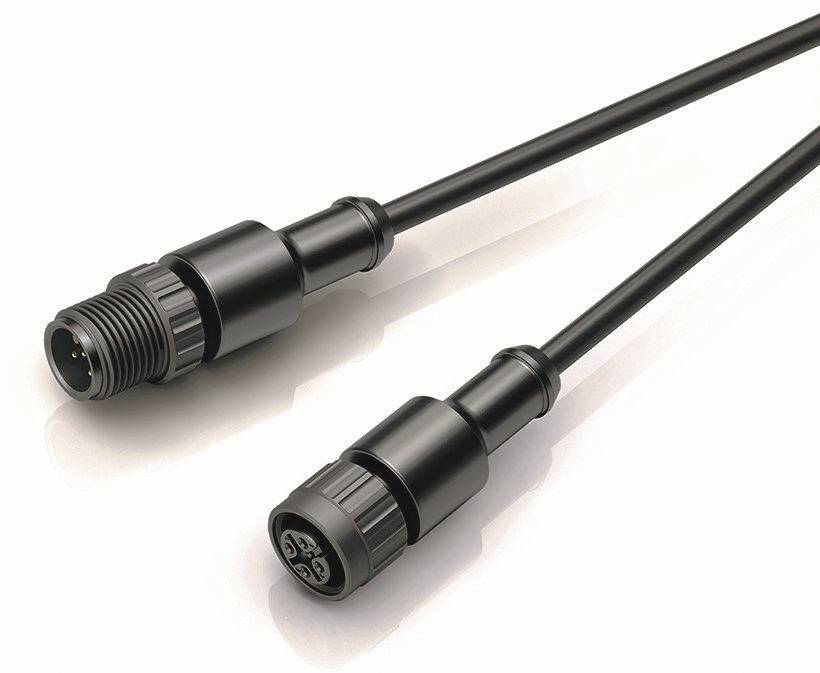 Zwei schwarze Kabel mit Steckverbindern in Nahaufnahme. Die Stecker sind kompatibel und zeigen je ein männliches und weibliches Ende.