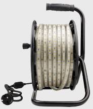 Eine schwarze Kabeltrommel mit aufgewickeltem LED-Lichtstreifen und einem Stromkabel mit Stecker, auf einem hellen Hintergrund.