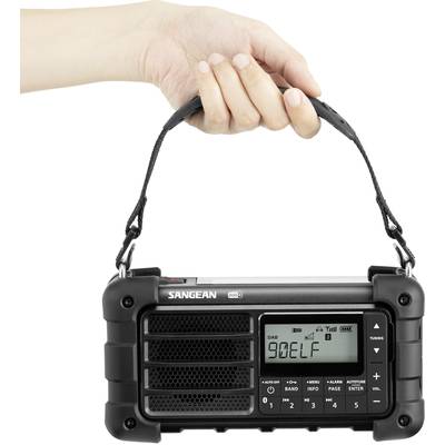 Eine Hand hält ein tragbares Radio mit einem Bildschirm, auf dem '90 ELF' angezeigt wird. Das Radio hat Tasten für Band, Info, Menu und andere.