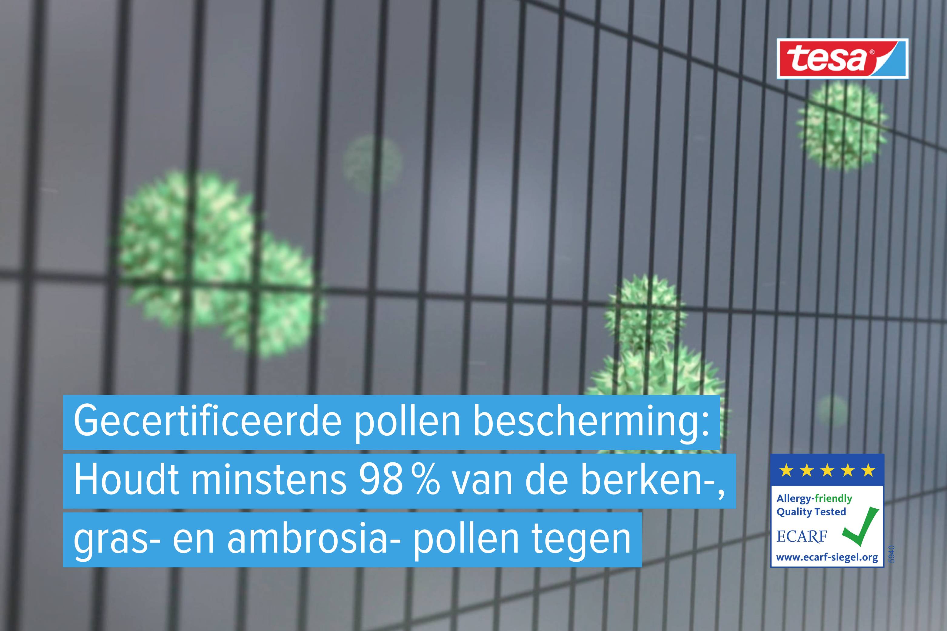 Das Bild zeigt eine Nahaufnahme von Pollen, die an einem Fenstergitter gestoppt werden. Text besagt: 'Gecertificeerde pollen bescherming: Houdt minstens 98% van de berken-, gras- en ambrosia- pollen tegen'.