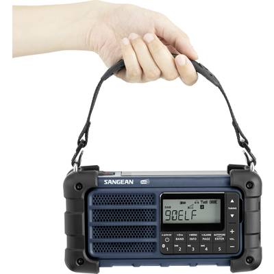 Eine Hand hält ein tragbares Radio mit schwarzem Ledergriff. Das Radio zeigt Digitalanzeige und Tasten für Einstellungen und Senderwahl.