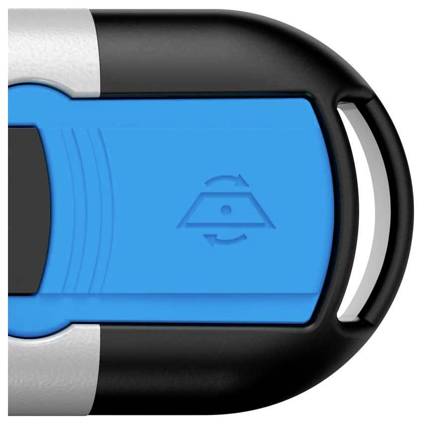 Detailansicht eines blauen und schwarzen USB-Sticks mit einem Recycling-Symbol auf der Oberfläche.