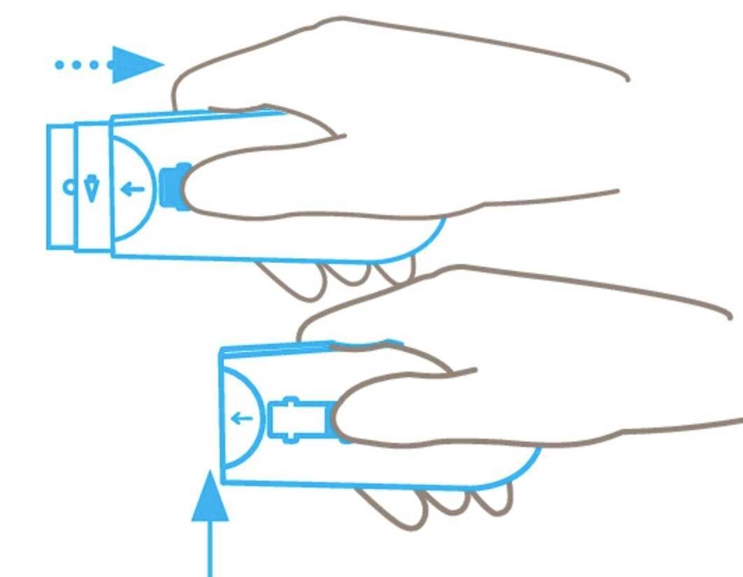 Zwei Hände zeigen, wie ein Sprühgerät benutzt wird. Die obere Hand drückt den Knopf, die untere zeigt die richtige Halteweise.