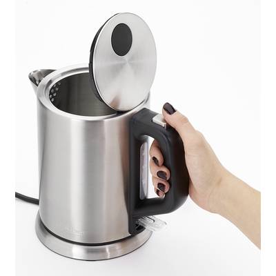 Eine Hand hält den Griff eines offenen, silbernen Wasserkochers mit schwarzem Deckel und sichtbarem Innenraum.