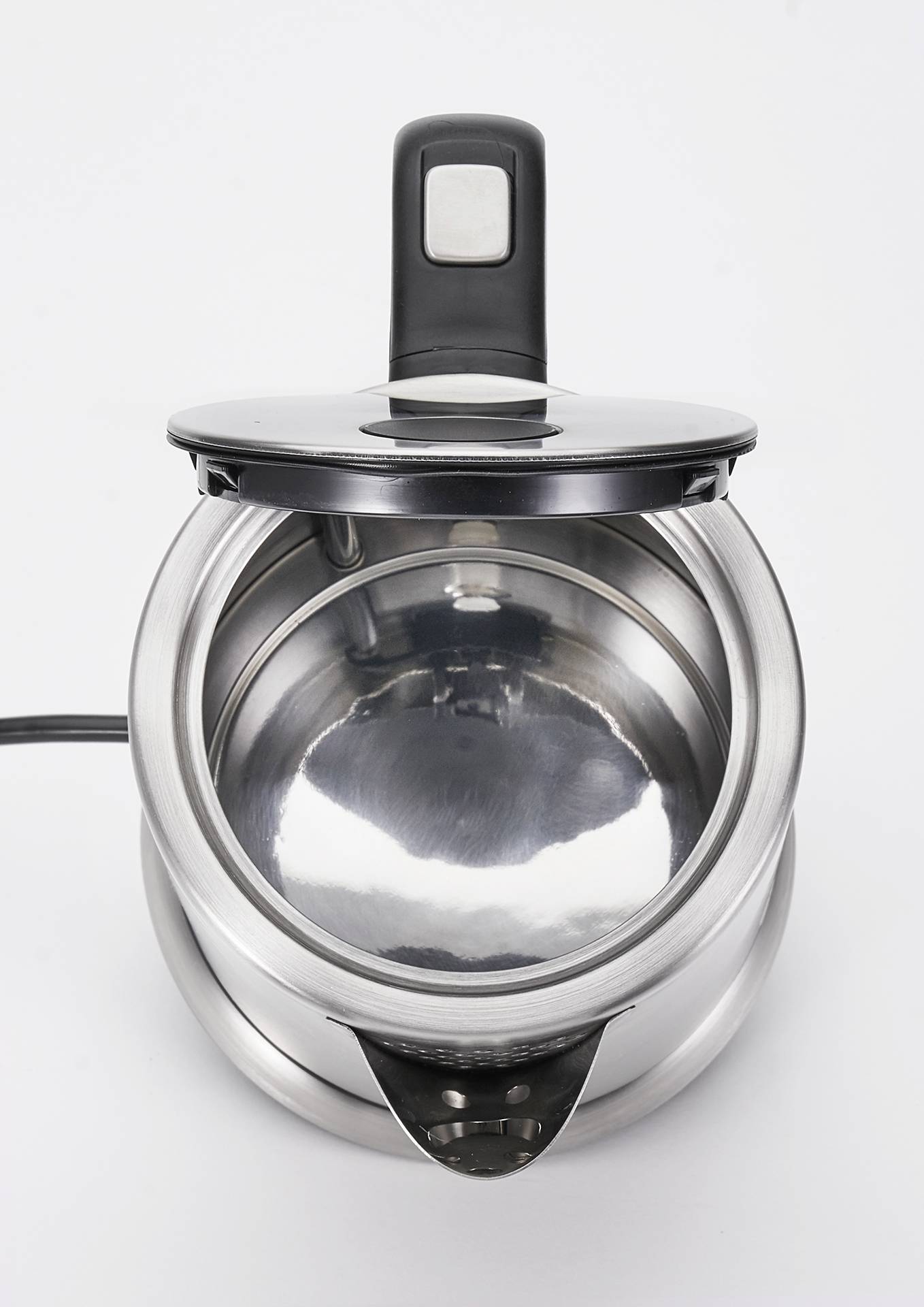 Offener, leerer Edelstahl-Wasserkocher von oben gesehen, mit einem Deckel, der leicht geöffnet ist. Keine sichtbaren Markenlogos.