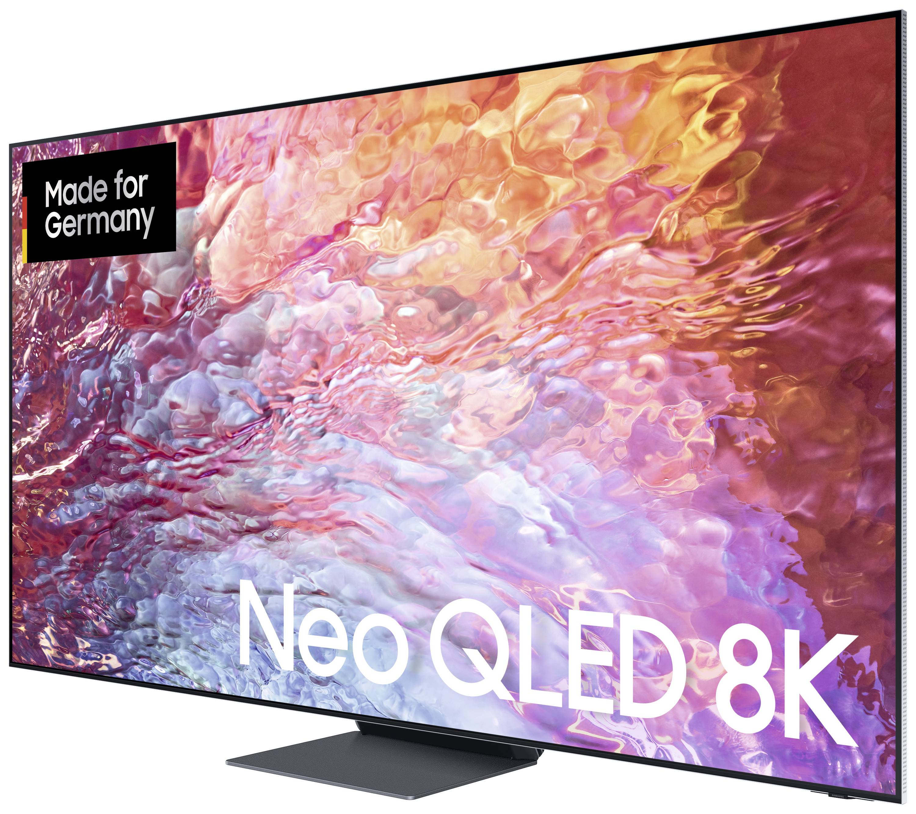 Ein Fernseher mit der Aufschrift 'Neo QLED 8K' und 'Made for Germany'. Der Bildschirm zeigt bunte, wellenartige Muster.