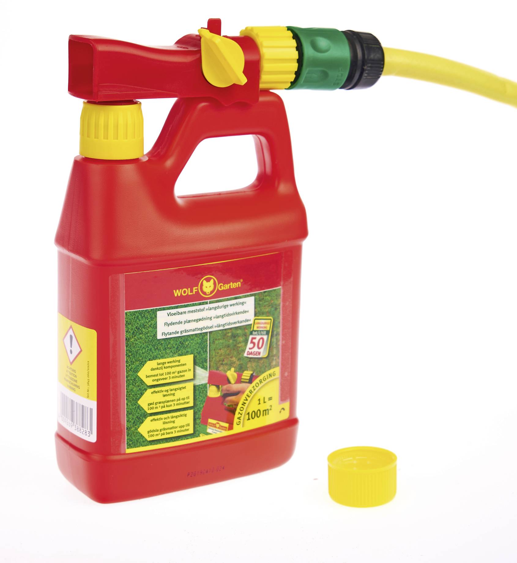 Roter Behälter mit gelbem Sprühaufsatz, angeschlossen an einen Gartenschlauch. Enthält Flüssigdünger für 100 m² Rasenfläche.