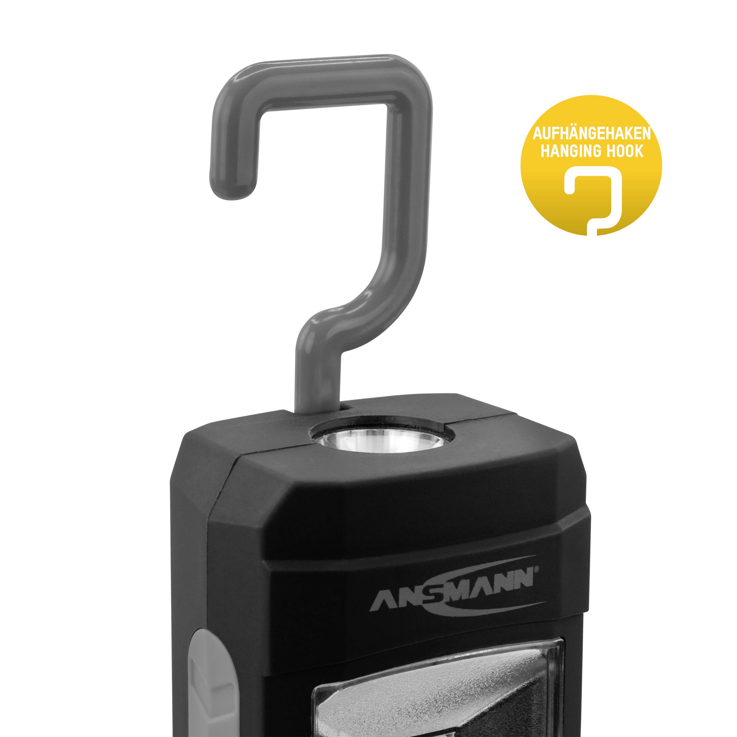 Eine tragbare LED-Leuchte von Ansmann mit Aufhängehaken. Links oben steht 'Aufhängehaken Hanging Hook' in einem gelben Kreis.