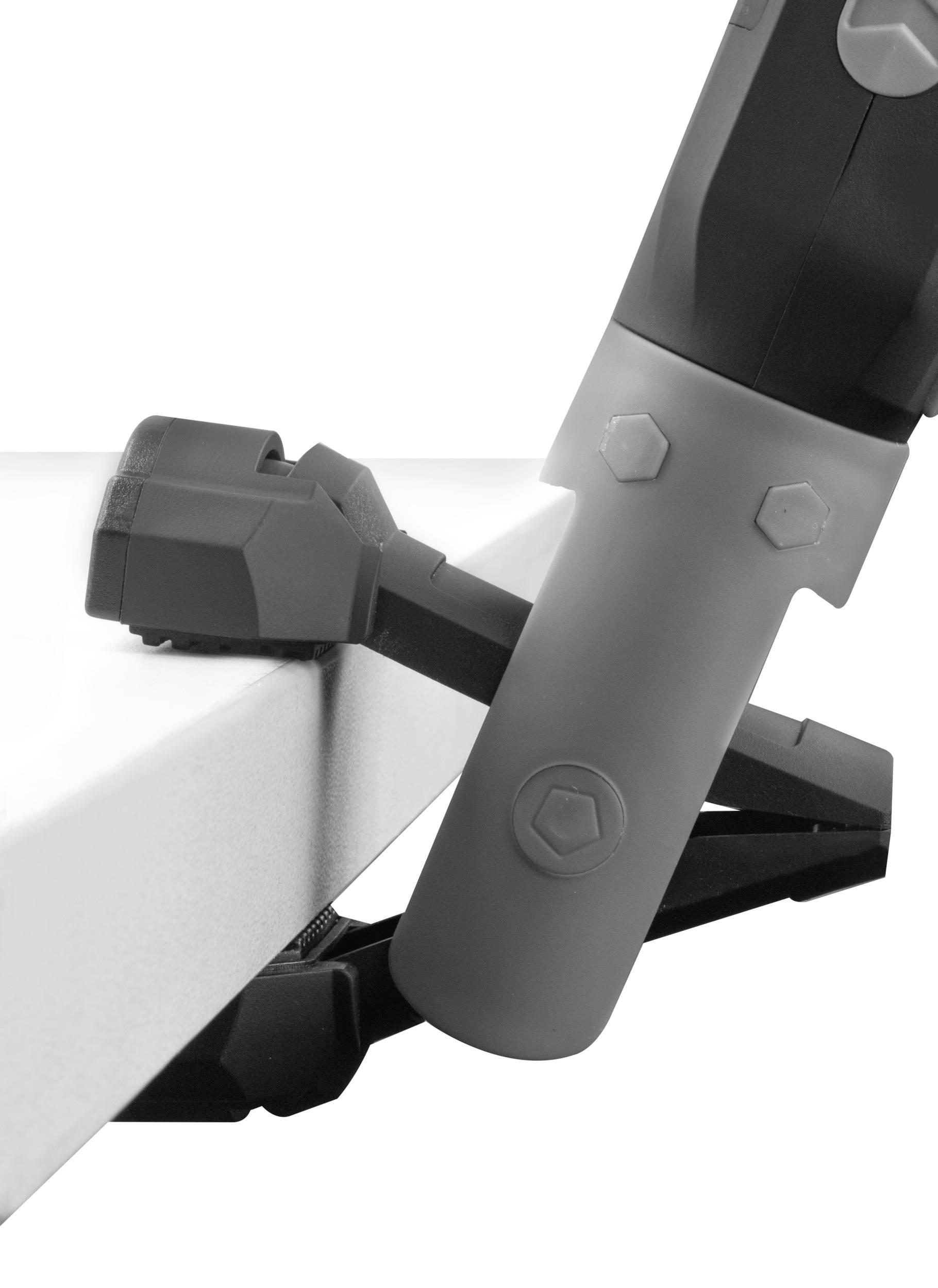 Ein Stativbein mit Gummifuß stützt sich stabil auf eine Tischkante, um sicheren Halt zu gewährleisten.