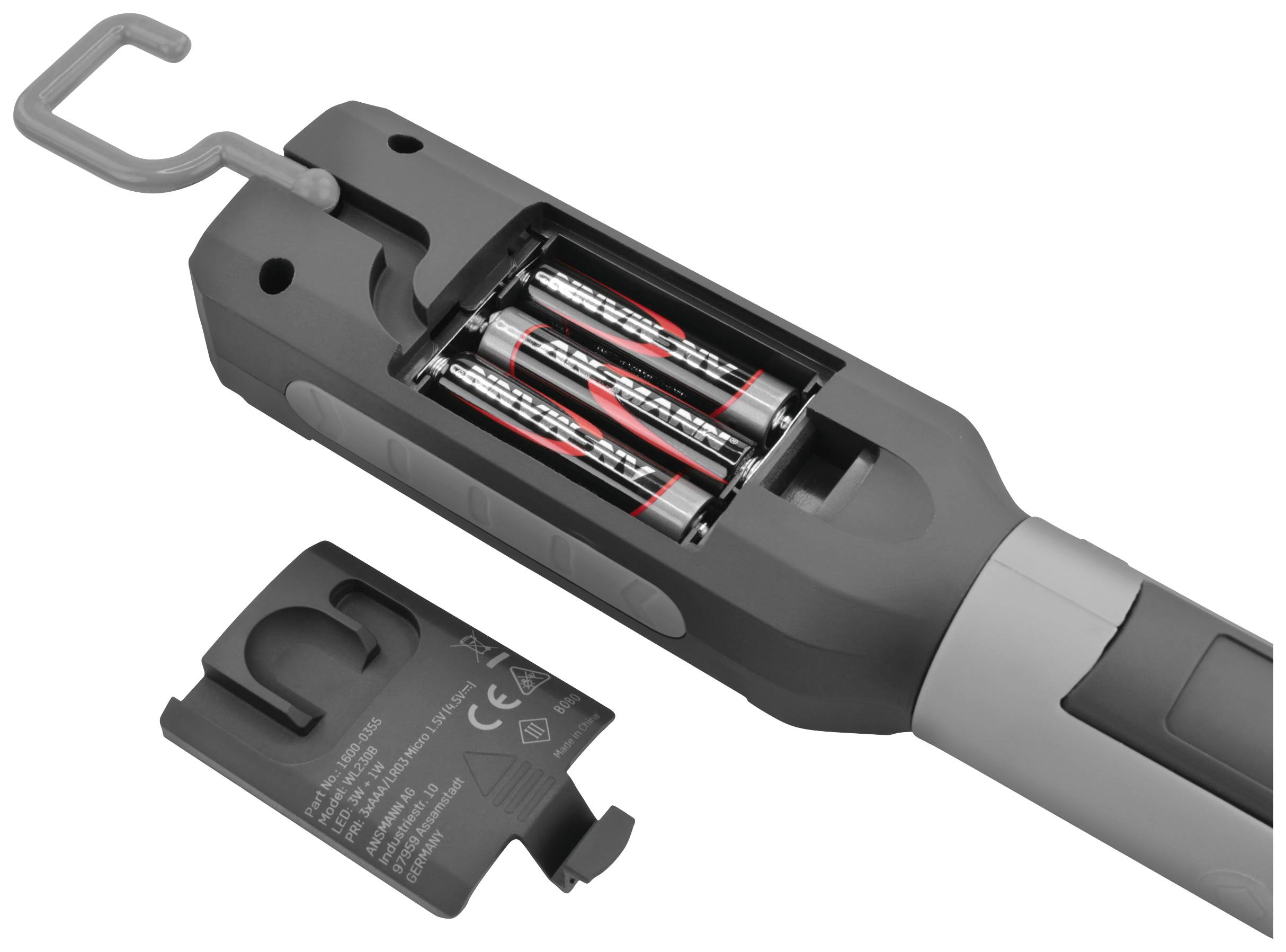 Rückseite eines elektrischen Geräts mit offenem Batteriefach, zeigt zwei eingelegte AA-Batterien und eine entfernte Abdeckung.