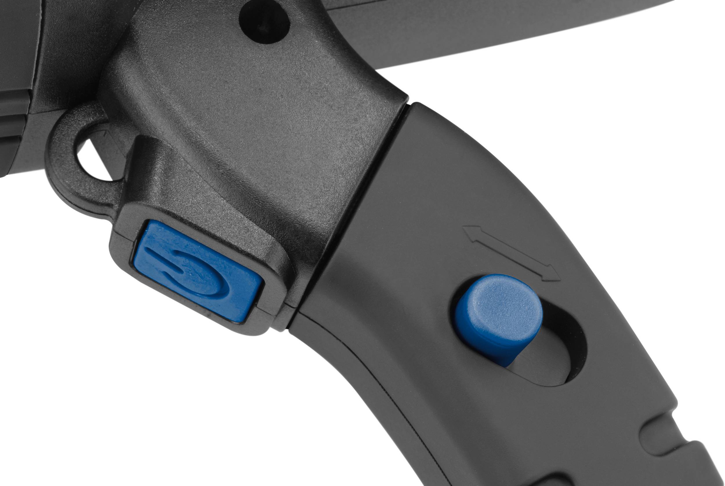 Nahaufnahme eines schwarz-grauen Griffs mit blauer Taste und Pfeilsymbol, das eine Funktion oder Richtung anzeigt.