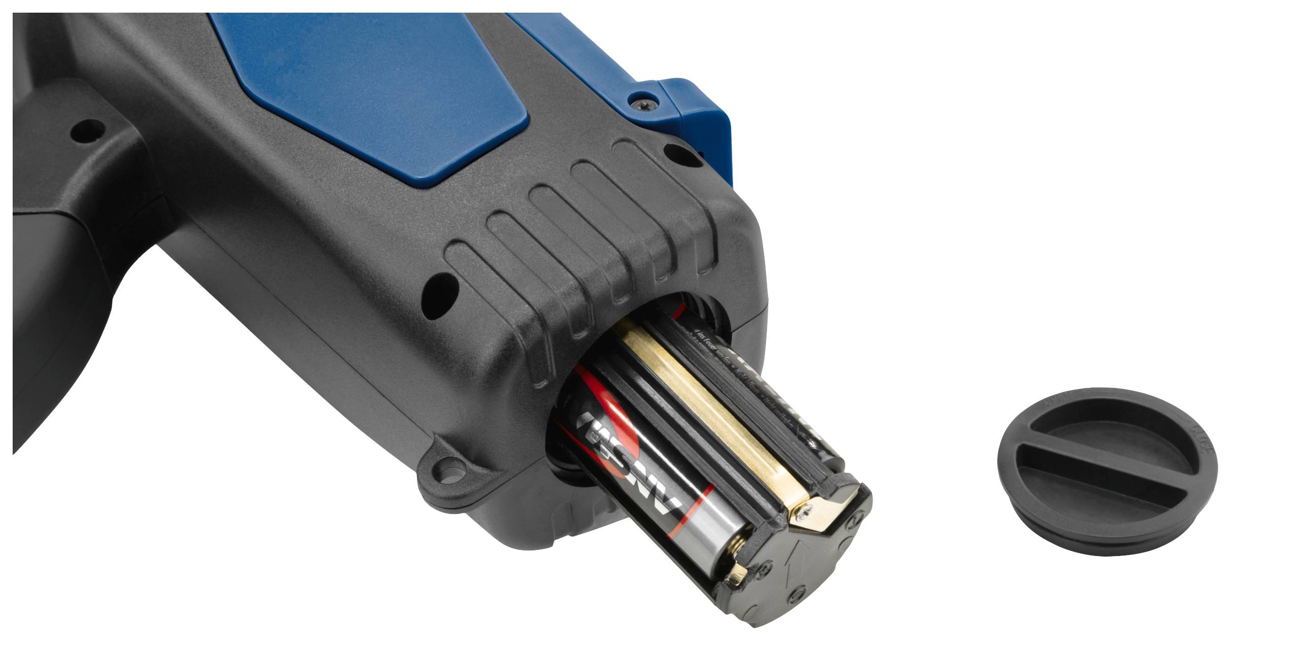 Elektrisches Werkzeug mit entnommenem Batteriefach, Batterien sichtbar. Abdeckung daneben liegend.