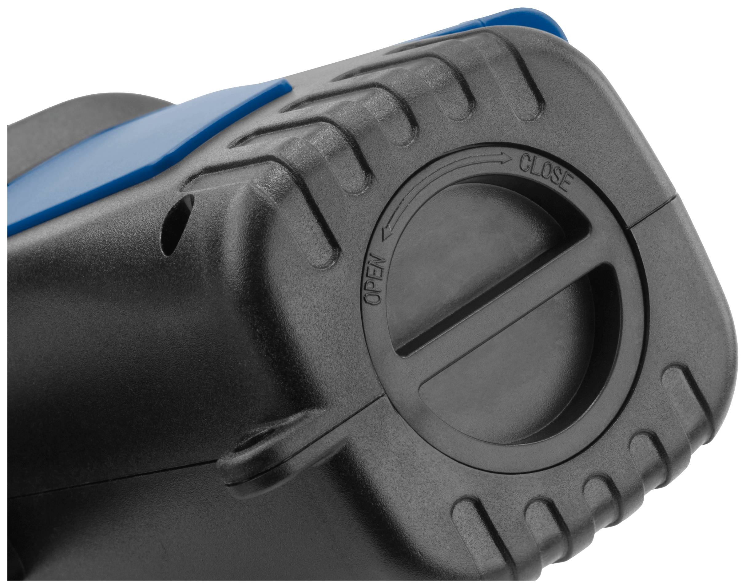 Nahaufnahme eines schwarzen Deckels mit einem Drehverschluss, der 'Open' und 'Close' anzeigt. Der Hintergrund ist teilweise in Blau.
