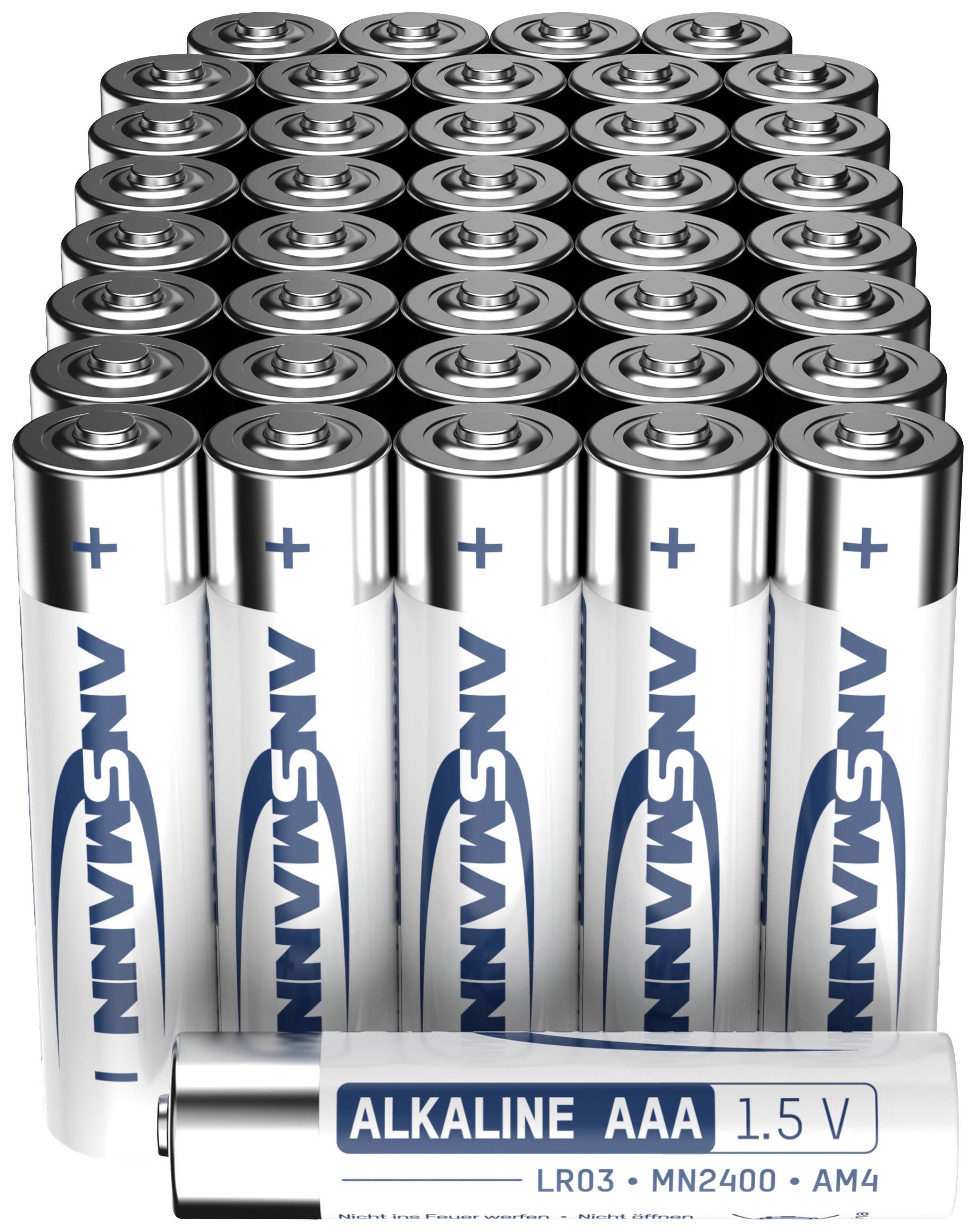 'Ansman Alkaline AAA Batterien, 1,5 V, Typ LR03, MN2400, AM4' in großer Menge gestapelt, Vorderansicht einer Batterie sichtbar.