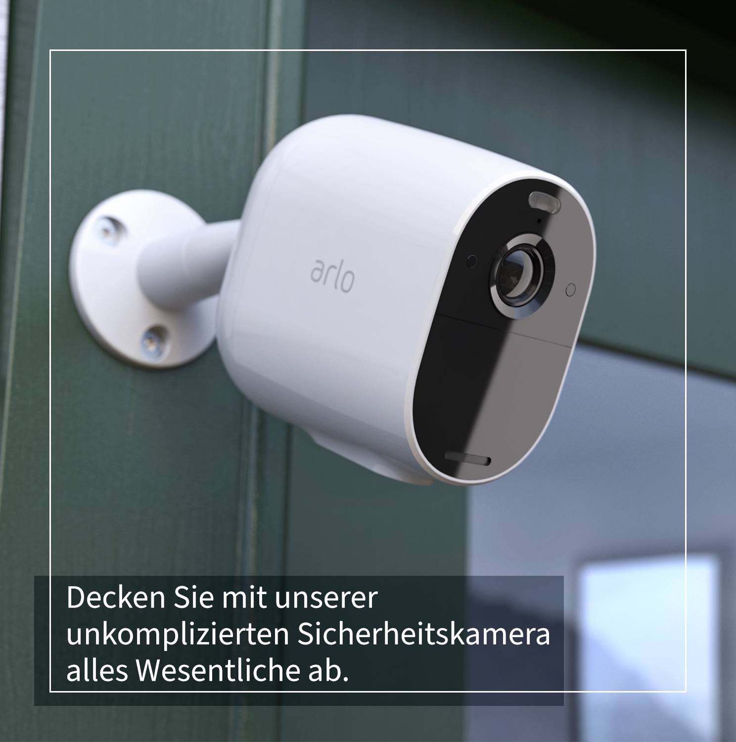 Eine weiße Sicherheitskamera ist an einer Wand montiert. Darunter steht: 'Decken Sie mit unserer unkomplizierten Sicherheitskamera alles Wesentliche ab.'