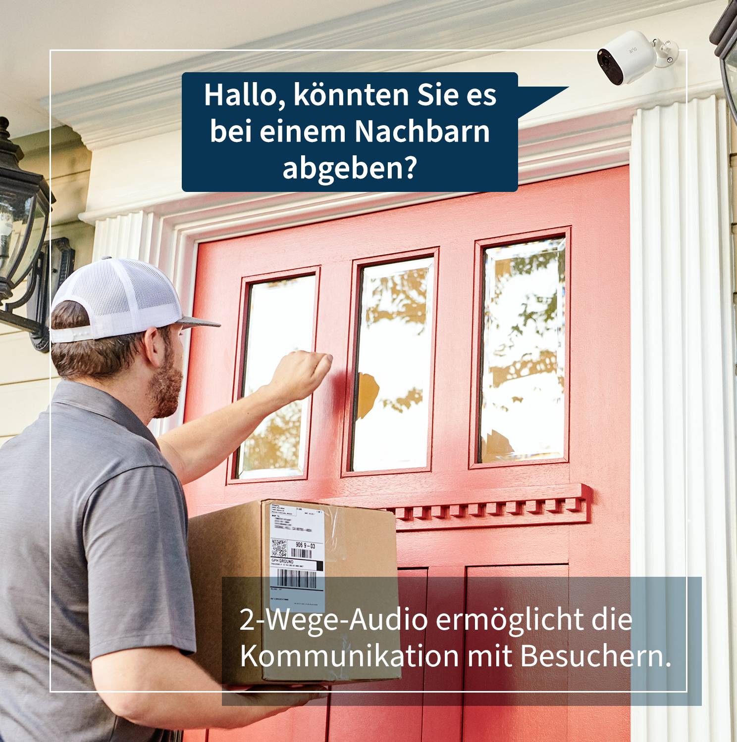 Ein Lieferant an einer roten Tür fragt durch eine Gegensprechanlage: 'Hallo, könnten Sie es bei einem Nachbarn abgeben?' Ein Hinweis erklärt, dass 2-Wege-Audio Kommunikation mit Besuchern ermöglicht.