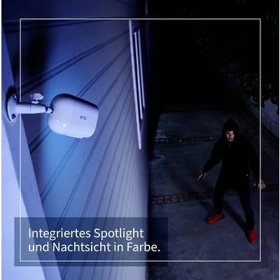 Nachtszene mit Sicherheitskamera, die einen beleuchteten Bereich überwacht. Text: 'Integriertes Spotlight und Nachtsicht in Farbe.'