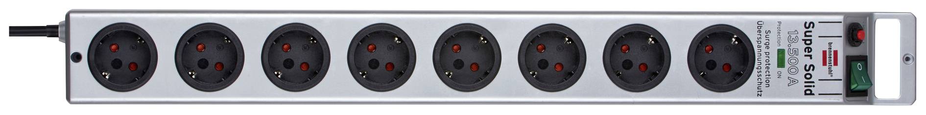 Silberne Steckdosenleiste mit acht schwarzen Steckplätzen und rotem Schalter auf der rechten Seite.