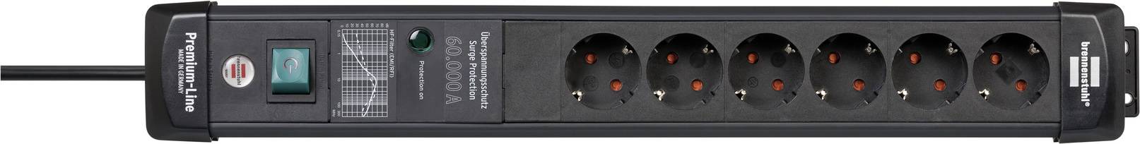 'Schwarze Steckdosenleiste mit sechs Steckplätzen und Kippschalter. Markenname und technische Details darauf gedruckt.'