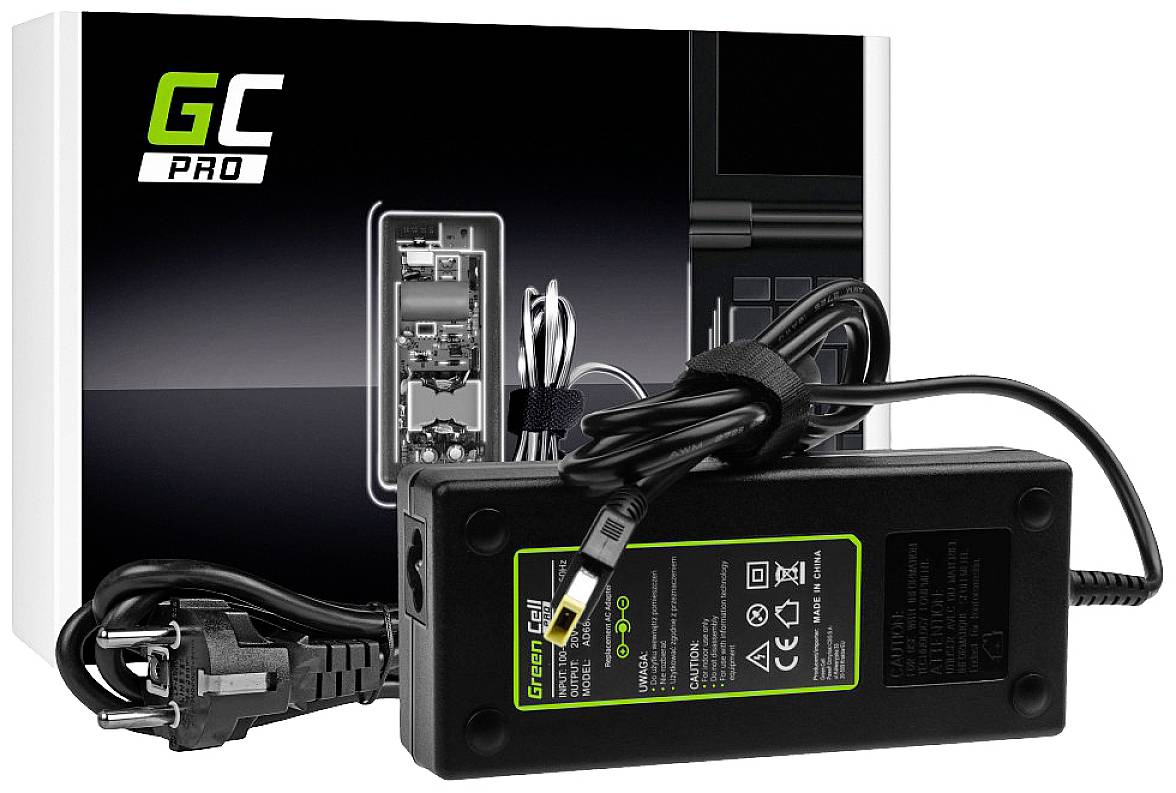 Ein schwarzes Laptop-Ladegerät mit Netzkabel liegt vor seiner Verpackung. Die Verpackung zeigt das Produkt, ein GC Pro Adapter.
