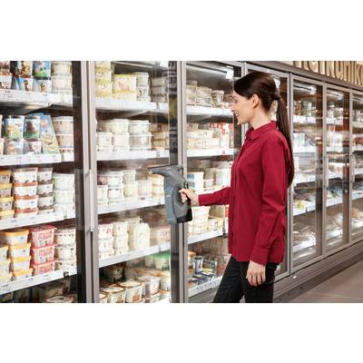 Eine Frau scannt im Supermarkt mit einem Handscanner Produkte in einer Kühltheke. Es sind verschiedene Joghurt- und Dessertsorten zu sehen.