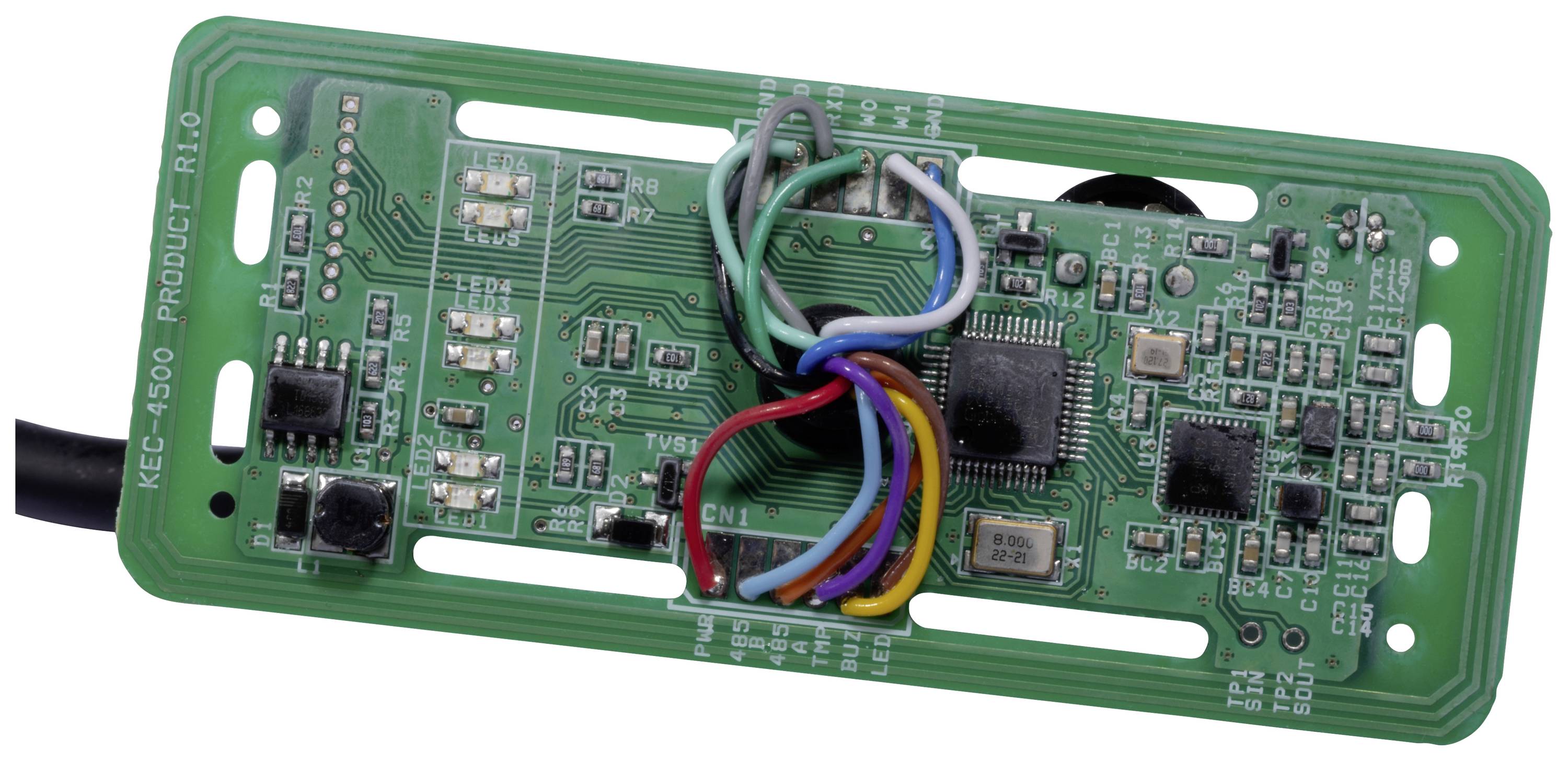 Eine grüne Leiterplatte mit zahlreichen elektronischen Komponenten und bunten Kabeln zeigt eine komplexe Schaltung.