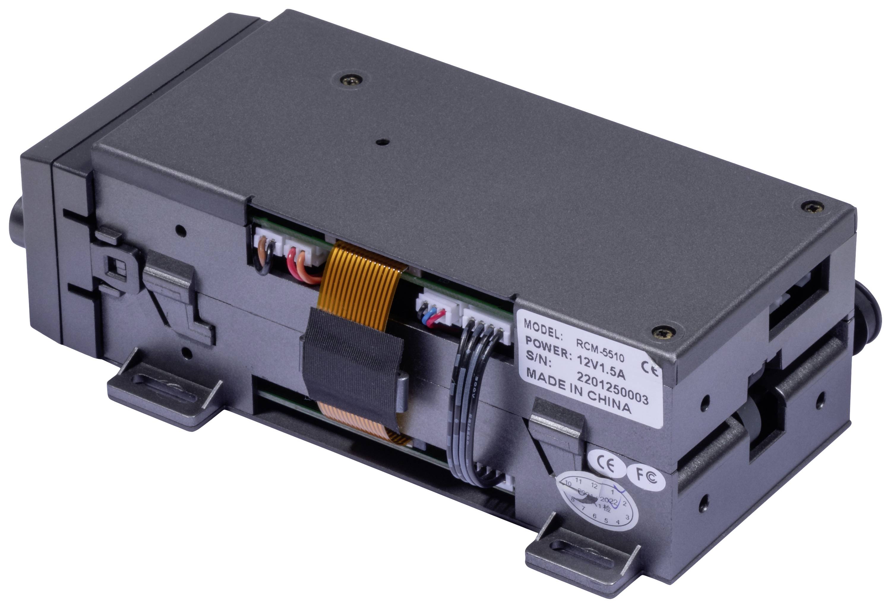 Ein elektronisches Gerät mit Kabelverbindungen und Etikett aus China, das Modellnummer, Stromversorgung und Seriennummer zeigt.