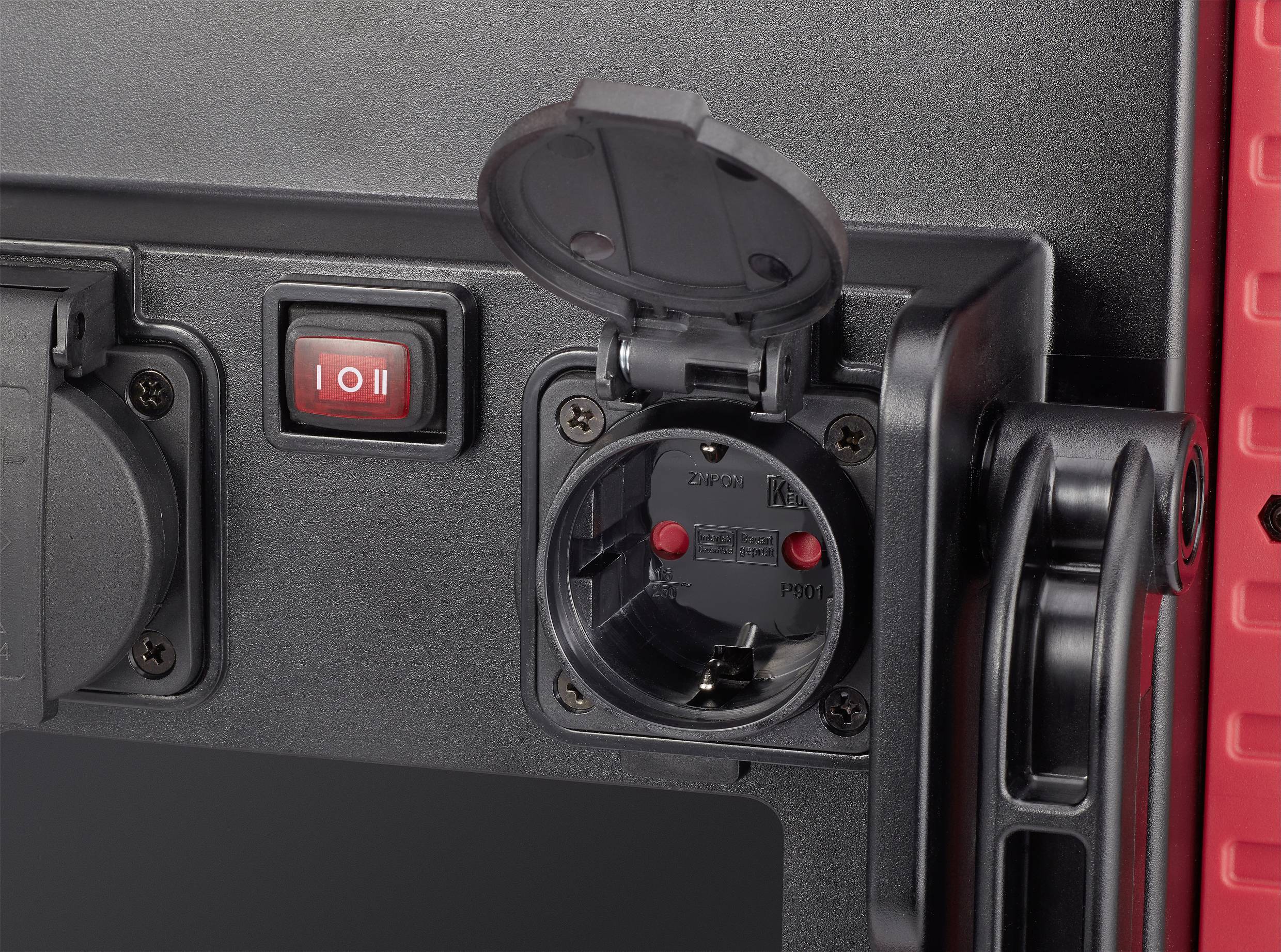 'Nahaufnahme eines geöffneten Steckdosenanschlusses mit Schalter daneben an einem Gerät. Der Schalter zeigt den Zustand an.'